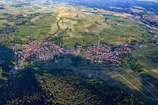 Vue aérienne de Ville viticole en bordure du Haardt vu de l'ouest à le quartier Rechtenbach in Schweigen-Rechtenbach dans le département Rhénanie-Palatinat, Allemagne