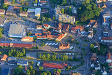 Vue aérienne de Gare et Landauer Straße depuis le nord à Bad Bergzabern dans le département Rhénanie-Palatinat, Allemagne
