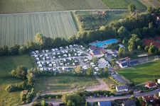 Vue oblique de Caravanes et tentes - camping et emplacement pour tentes au bord de la piscine extérieure du quartier Ingenheim de Billigheim-Ingenheim à le quartier Klingen in Heuchelheim-Klingen dans le département Rhénanie-Palatinat, Allemagne