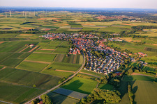 Vue aérienne de Vue du village depuis l'ouest à Insheim dans le département Rhénanie-Palatinat, Allemagne
