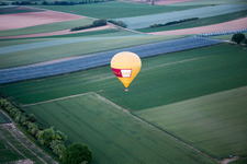 Vue aérienne de Montgolfière à le quartier Herxheim in Herxheim bei Landau dans le département Rhénanie-Palatinat, Allemagne