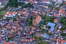 Vue aérienne de Église Sainte-Marie-Assomption et salle paroissiale catholique Sainte-Marie-Assomption à Herxheim bei Landau dans le département Rhénanie-Palatinat, Allemagne