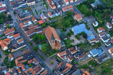 Photographie aérienne de Église Sainte-Marie-Assomption et salle paroissiale catholique Sainte-Marie-Assomption à Herxheim bei Landau dans le département Rhénanie-Palatinat, Allemagne