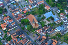 Vue oblique de Église Sainte-Marie-Assomption et salle paroissiale catholique Sainte-Marie-Assomption à Herxheim bei Landau dans le département Rhénanie-Palatinat, Allemagne