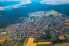 Vue aérienne de Du sud-est à Forst dans le département Bade-Wurtemberg, Allemagne