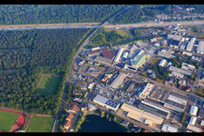 Vue aérienne de Zone industrielle Im sur l'A5 avec mein solar strom GmbH et RONAL Bathrooms GmbH à Forst dans le département Bade-Wurtemberg, Allemagne