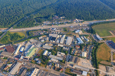 Vue aérienne de Zone industrielle Im sur l'A5 avec VG Transporte GmbH, mein solar strom GmbH et RONAL Bathrooms GmbH à Forst dans le département Bade-Wurtemberg, Allemagne