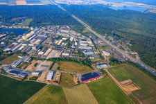 Vue aérienne de Zone industrielle Je suis sur l'A5 avec Tank und Apparate Barth GmbH, VG Transporte GmbH, mein solar strom GmbH, RONAL Bathrooms GmbH et Christian Bauer Kfz-Meisterbetrieb à Forst dans le département Bade-Wurtemberg, Allemagne
