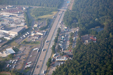 Vue aérienne de Aire de service d'autoroute sur le tracé et les directions de la circulation de la BAB A5 à Forst dans le département Bade-Wurtemberg, Allemagne