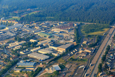 Vue aérienne de Zone industrielle Im à l'aire de repos Serways Bruchsal Ost sur l'A5 à Forst dans le département Bade-Wurtemberg, Allemagne