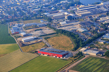 Vue aérienne de Atelier automobile Christian Bauer Master à Forst dans le département Bade-Wurtemberg, Allemagne