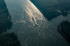 Vue aérienne de Pétrolier sur le Rhin à le quartier Rheinsheim in Philippsburg dans le département Bade-Wurtemberg, Allemagne