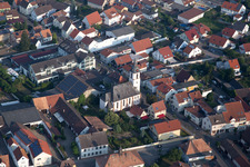 Vue aérienne de Église de la Paix à le quartier Mechtersheim in Römerberg dans le département Rhénanie-Palatinat, Allemagne