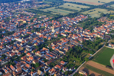 Vue aérienne de Rue principale à Lingenfeld dans le département Rhénanie-Palatinat, Allemagne