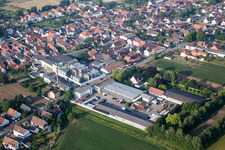 Vue aérienne de Bâtiments et halls de production de l'atelier automobile Günters Garage à le quartier Niederlustadt in Lustadt dans le département Rhénanie-Palatinat, Allemagne