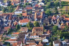 Vue aérienne de Église évangélique d'Oberlustadt et Église des Apôtres - Paroisse protestante Lustadt à le quartier Niederlustadt in Lustadt dans le département Rhénanie-Palatinat, Allemagne
