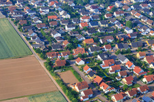 Vue aérienne de Prairies de Haardt à le quartier Ottersheim in Ottersheim bei Landau dans le département Rhénanie-Palatinat, Allemagne