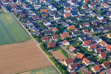 Vue aérienne de Maxstr à le quartier Ottersheim in Ottersheim bei Landau dans le département Rhénanie-Palatinat, Allemagne