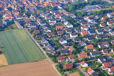 Vue aérienne de Maxstr à le quartier Ottersheim in Ottersheim bei Landau dans le département Rhénanie-Palatinat, Allemagne