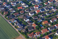 Vue aérienne de Rue Bruckner à le quartier Ottersheim in Ottersheim bei Landau dans le département Rhénanie-Palatinat, Allemagne