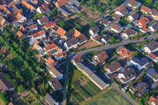 Vue aérienne de Schulstr à le quartier Ottersheim in Ottersheim bei Landau dans le département Rhénanie-Palatinat, Allemagne