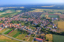 Vue aérienne de Vue du sud-est à le quartier Ottersheim in Ottersheim bei Landau dans le département Rhénanie-Palatinat, Allemagne