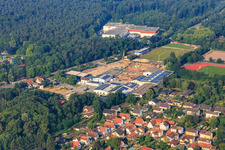 Vue aérienne de Quartier Lanzet à l'ouest avec chantier de construction des nouveaux bâtiments EDEKA Albrecht et Hagebau Kompakt - Gillet Baustoffe GmbH à Herxheim bei Landau dans le département Rhénanie-Palatinat, Allemagne