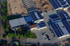 Vue oblique de Quartier Lanzet à l'ouest avec chantier de construction des nouveaux bâtiments EDEKA Albrecht et Hagebau Kompakt - Gillet Baustoffe GmbH à Herxheim bei Landau dans le département Rhénanie-Palatinat, Allemagne