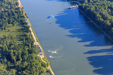 Vue aérienne de Scooter des mers ou parapente dans ou au-dessus du Rhin à le quartier Leopoldshafen in Eggenstein-Leopoldshafen dans le département Bade-Wurtemberg, Allemagne