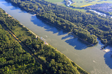 Vue aérienne de Scooter des mers ou parapente dans ou au-dessus du Rhin à le quartier Leopoldshafen in Eggenstein-Leopoldshafen dans le département Bade-Wurtemberg, Allemagne