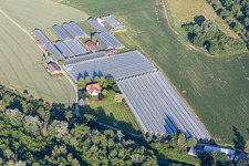 Vue aérienne de Zones de toit en verre dans les rangées de serres pour la culture de légumes au bord de la gravière à le quartier Leopoldshafen in Eggenstein-Leopoldshafen dans le département Bade-Wurtemberg, Allemagne