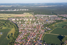 Vue aérienne de Vue des rues et des maisons dans les quartiers résidentiels à le quartier Leopoldshafen in Eggenstein-Leopoldshafen dans le département Bade-Wurtemberg, Allemagne