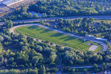 Vue aérienne de Hippodrome de Knielinger sur la B10 à le quartier Knielingen in Karlsruhe dans le département Bade-Wurtemberg, Allemagne