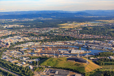 Vue aérienne de Verkehrs Betriebe Karlsruhe GmbH - Depot West et Windpark Deponie West (Energieberg) devant les ports rhénans de Karlsruhe du nord à le quartier Knielingen in Karlsruhe dans le département Bade-Wurtemberg, Allemagne