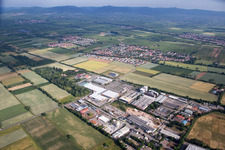 Vue aérienne de Zone industrielle de la Bruchwiesenstrasse avec quincaillerie Hornbach à le quartier Dreihof in Essingen dans le département Rhénanie-Palatinat, Allemagne