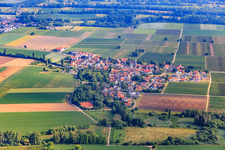 Vue aérienne de Vue d'ensemble du village depuis le sud à Kleinfischlingen dans le département Rhénanie-Palatinat, Allemagne
