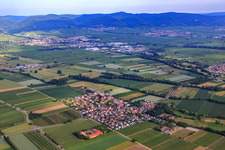 Vue aérienne de Vue d'ensemble du village depuis le sud-est à Großfischlingen dans le département Rhénanie-Palatinat, Allemagne