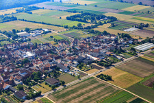 Vue aérienne de Rue principale à Zeiskam dans le département Rhénanie-Palatinat, Allemagne