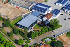 Quartier Lanzet à l'ouest avec chantier de construction des nouveaux bâtiments EDEKA Albrecht et Hagebau Kompakt - Gillet Baustoffe GmbH à Herxheim bei Landau dans le département Rhénanie-Palatinat, Allemagne hors des airs