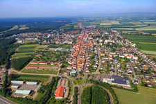 Vue aérienne de Vue de la ville depuis l'est à Kandel dans le département Rhénanie-Palatinat, Allemagne