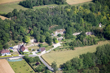 Vue aérienne de Habitations troglodytes de tuf sur le Loir à Thoré-la-Rochette à Thoré-la-Rochette dans le département Loir et Cher, France