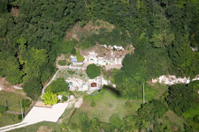 Vue oblique de Habitations troglodytes de tuf sur le Loir à Thoré-la-Rochette à Thoré-la-Rochette dans le département Loir et Cher, France