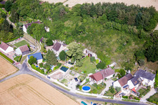 Habitations troglodytes de tuf sur le Loir à Thoré-la-Rochette à Thoré-la-Rochette dans le département Loir et Cher, France d'en haut