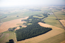 Vue aérienne de Château du Plessis-Fortia sci à Huisseau-en-Beauce dans le département Loir et Cher, France