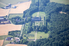 Vue aérienne de Château du Plessis-Fortia sci à Huisseau-en-Beauce dans le département Loir et Cher, France