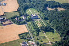 Vue aérienne de Parc du château de La Basse Cour à Huisseau-en-Beauce dans le département Loir et Cher, France