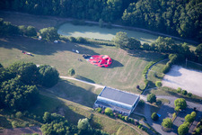 Vue aérienne de Préparation du lancement du ballon à Onzain dans le département Loir et Cher, France