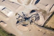 Vue aérienne de Travaux de gravier à Suèvres dans le département Loir et Cher, France