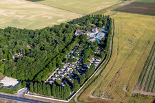 Vue aérienne de Équipements du Camping Capfun Château de la Grenouillère et parc de vacances Parc de la Grenouillère à Suèvres à Suèvres dans le département Loir et Cher, France
