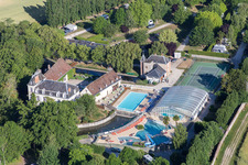 Vue aérienne de Équipements du Camping Capfun Château de la Grenouillère et parc de vacances Parc de la Grenouillère à Suèvres à Suèvres dans le département Loir et Cher, France